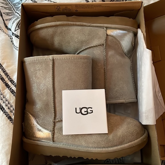 Girls size 3 kids classic shimmer uggs - Picture 10 of 10